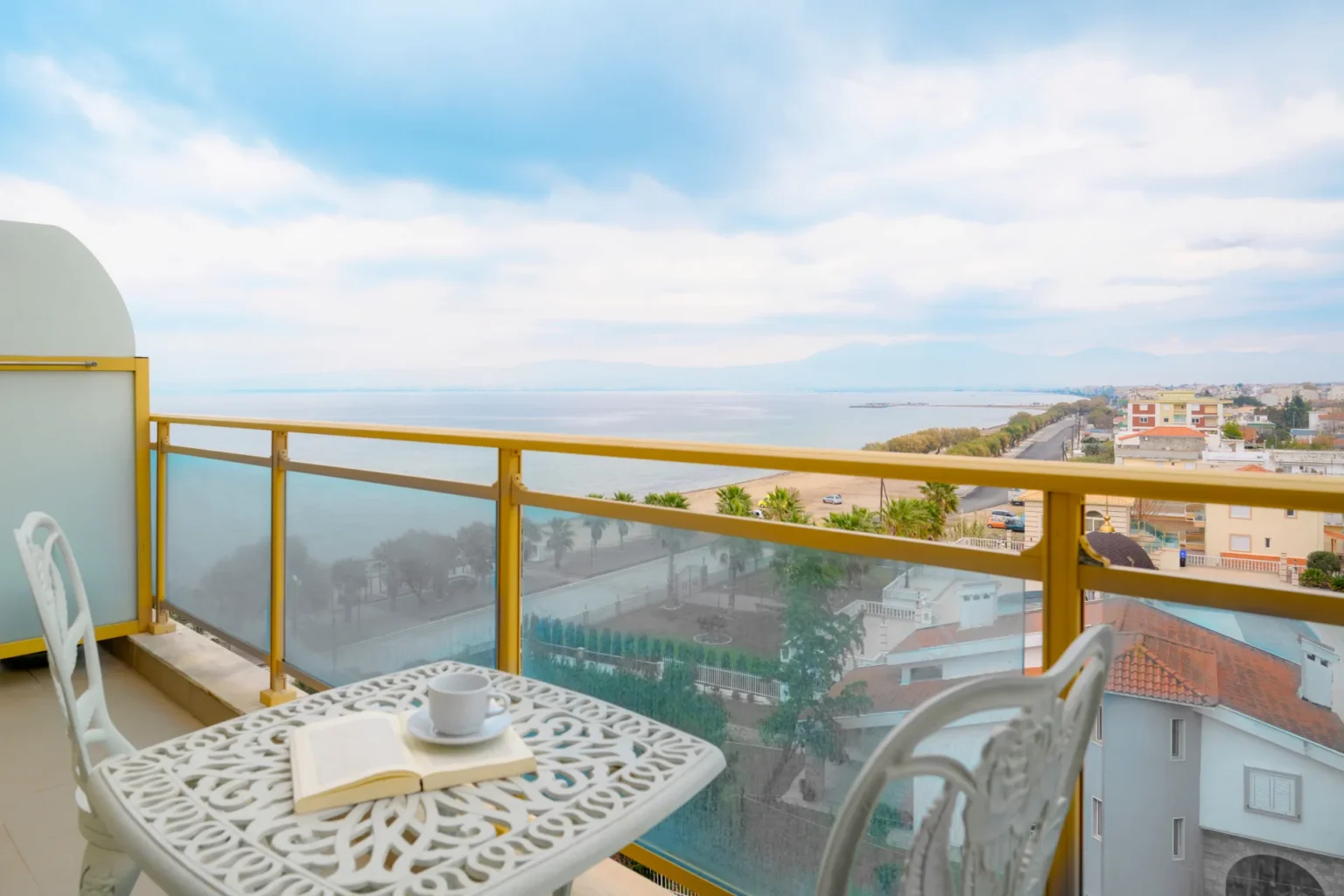 Deluxe Two - Bedroom Family Room Sea View (1)