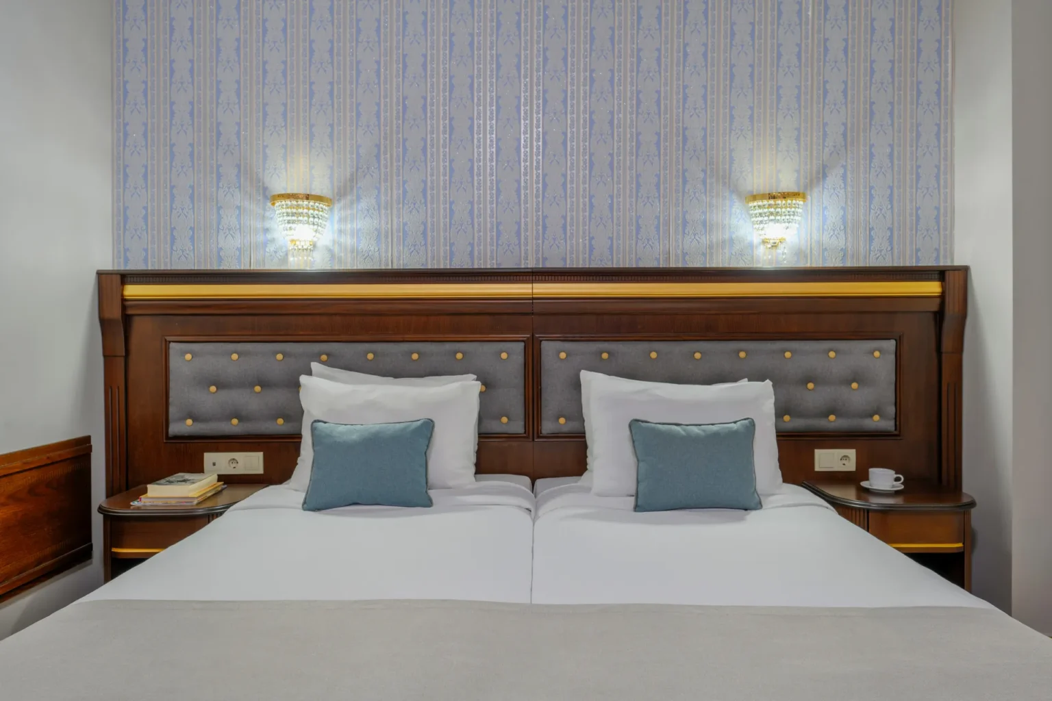 Deluxe Two - Bedroom Family Room Sea View (3)