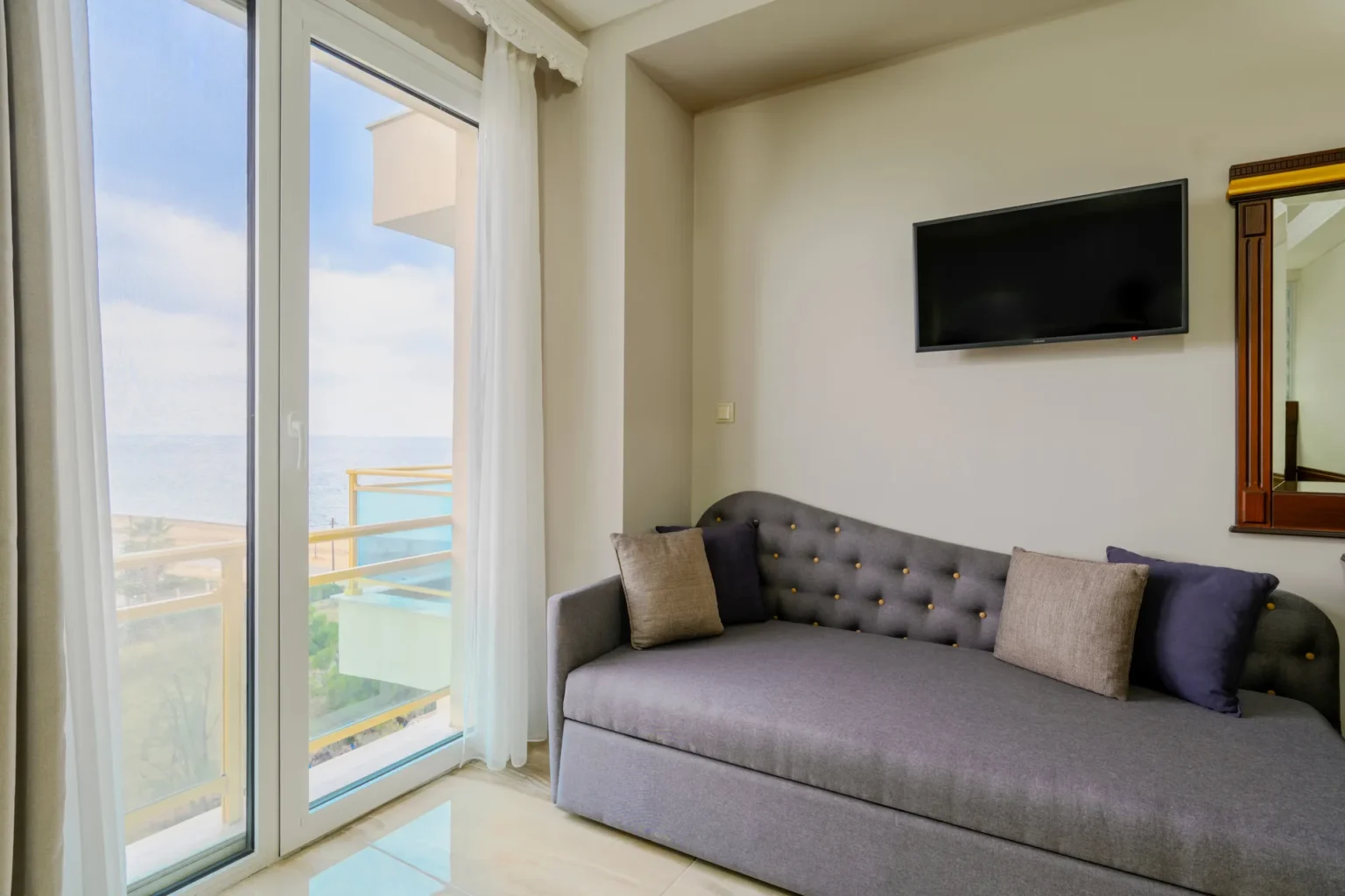 Deluxe Two - Bedroom Family Room Sea View (4)