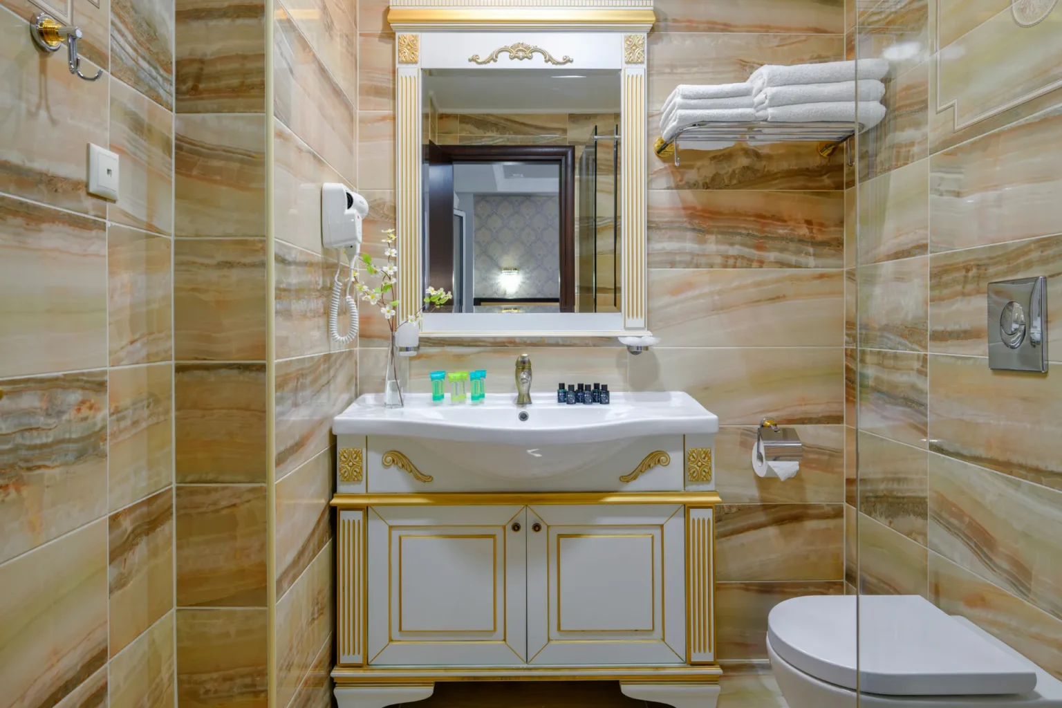 Deluxe Two - Bedroom Family Room Sea View (5)