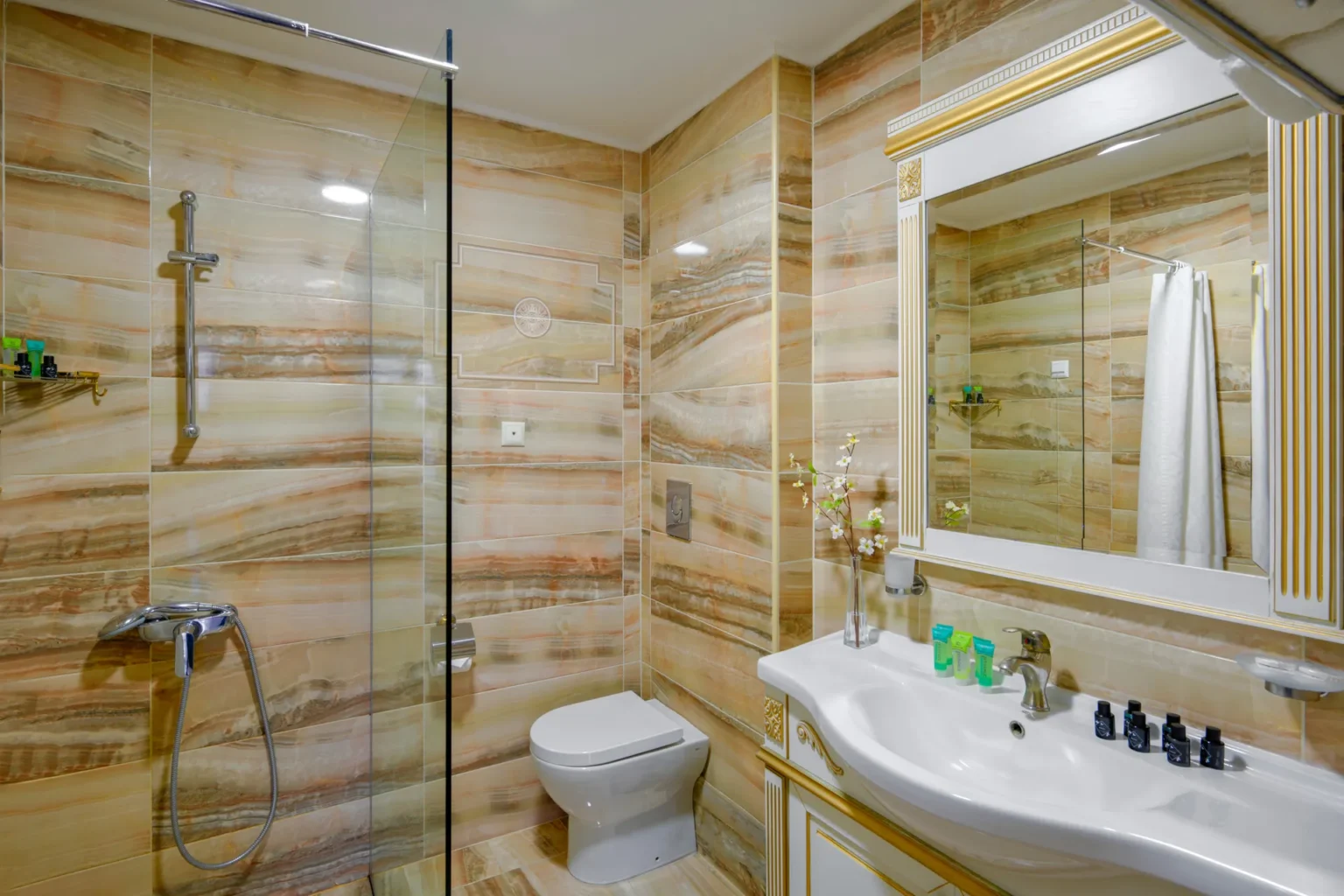 Deluxe Two - Bedroom Family Room Sea View (6)