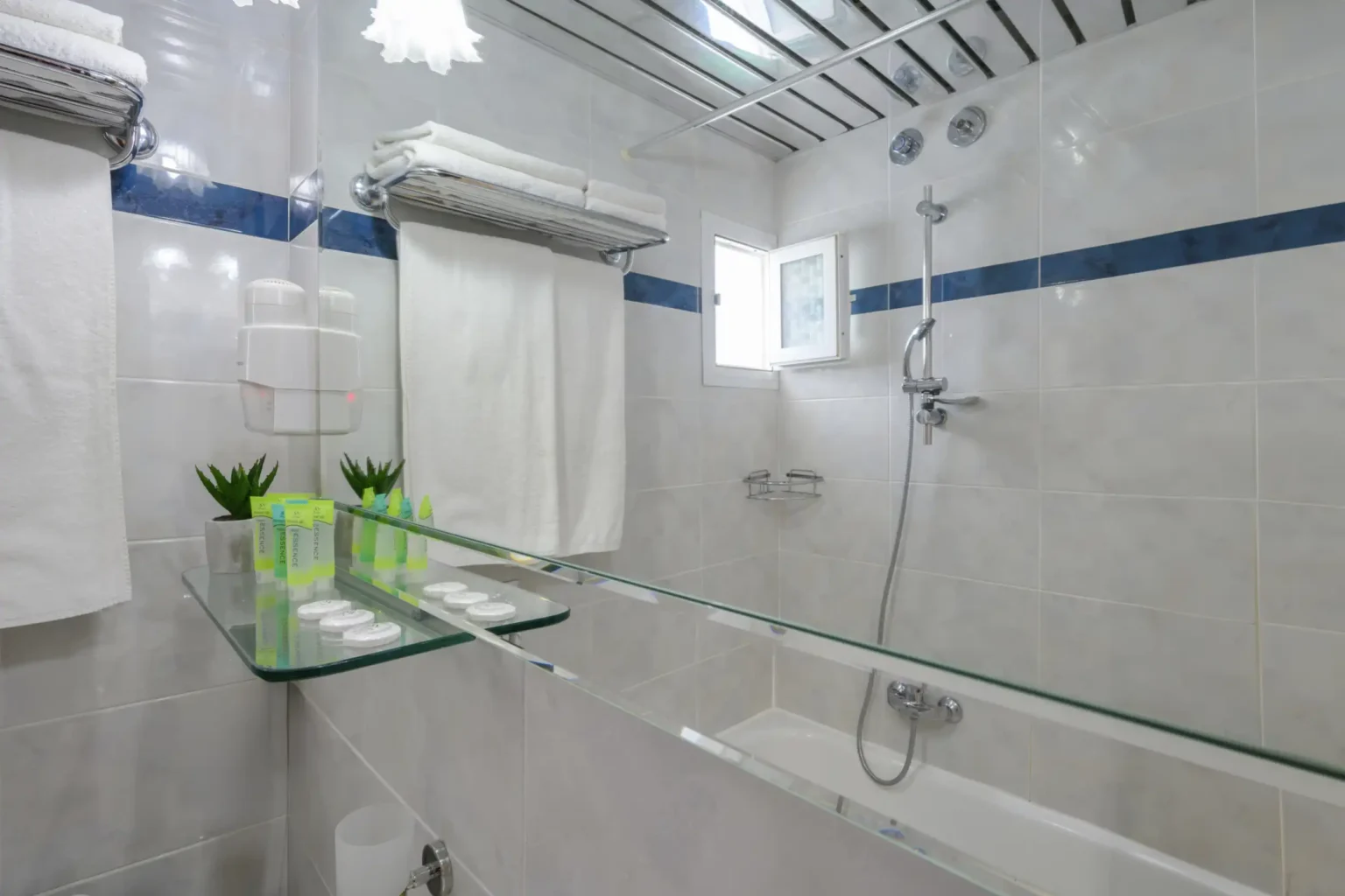 Standard Double Room with Side Sea View (7)