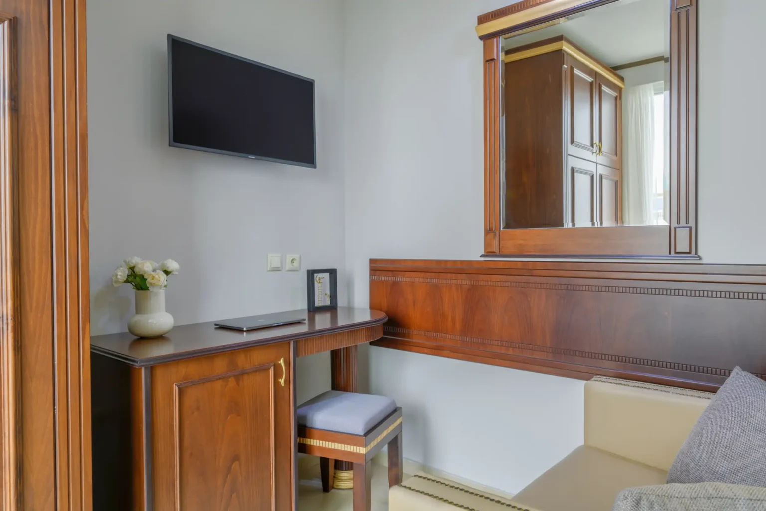 Superior Family Room with Side Sea View (5)