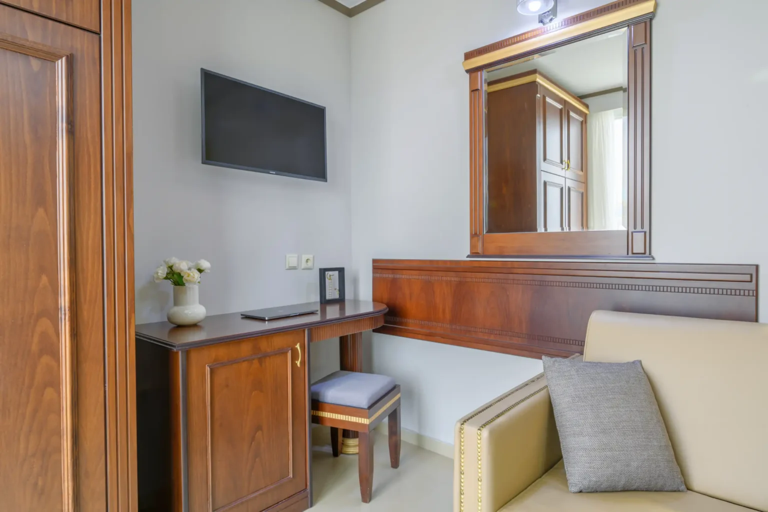 Superior Family Room with Side Sea View (6)