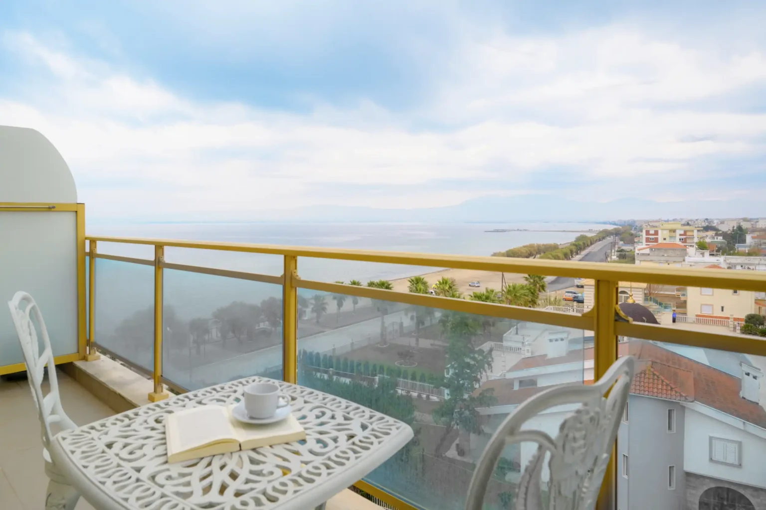 Superior Family Room with Side Sea View (7)