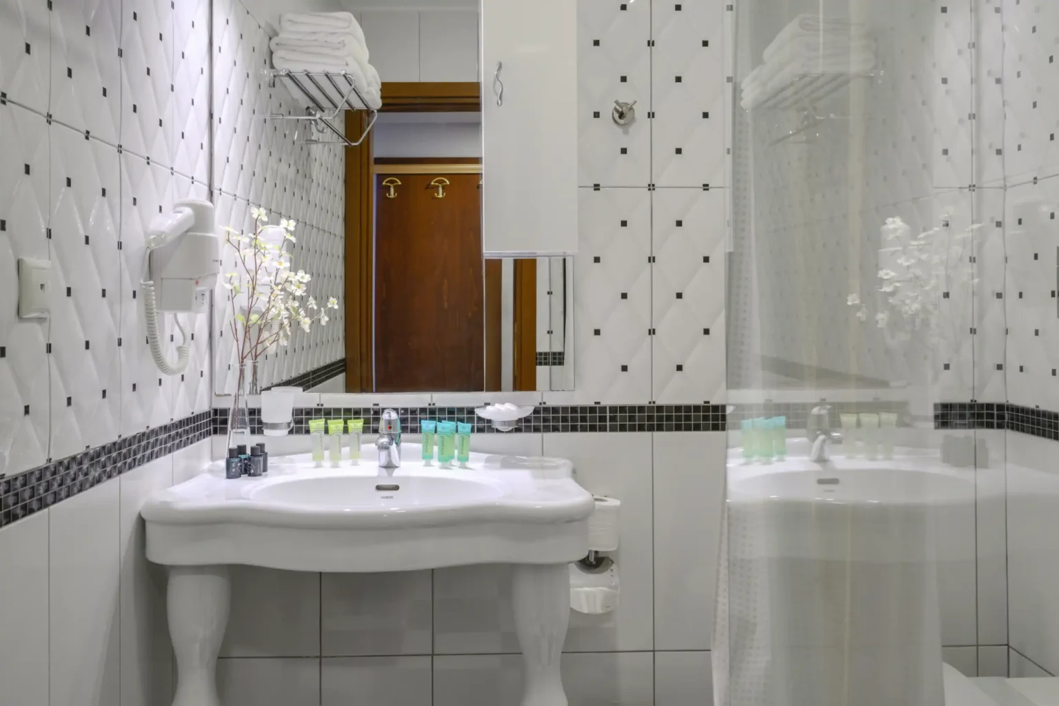 Superior Family Room with Side Sea View (9)